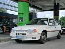 Weiß Gebraucht 1988 Opel Kadett Kleinwagen | 2.990 €