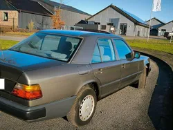 Grau Gebraucht 1988 Mercedes E300 Limousine | 12.990 €