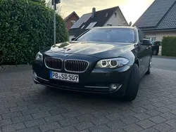 Grau Gebraucht 2011 BMW 530 Luxury Line Kombi | 15.999 €