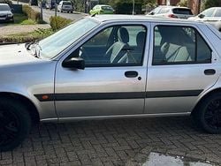 Silber Gebraucht 2002 Ford Fiesta Limousine | 799 € (Guter Preis)