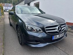 Grau Gebraucht 2014 Mercedes E200 Limousine | 13.999 € (Fairer Preis)