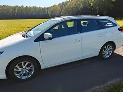 Weiß Gebraucht 2016 Toyota Auris Touring Sports Edition-S Kombi | 15.600 € (Etwas zu teuer)