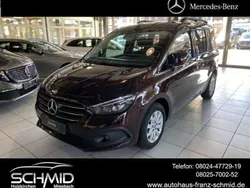 Rubellitrot Gebraucht 2023 Mercedes 180 Progressive Limousine | 32.323 € (Teuer)