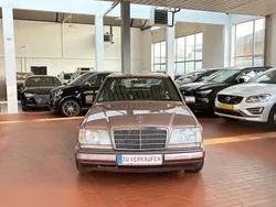 Braun Gebraucht 1994 Mercedes E200 Limousine | 8.999 €