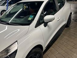 Weiß Gebraucht 2012 Renault Clio IV Expression Limousine | 5.799 € (Teuer)