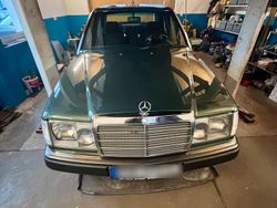 Grün Gebraucht 1993 Mercedes E280 Limousine | 9.000 €