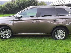 Braun Gebraucht 2019 Mitsubishi Outlander P-HEV Intro Edition SUV | 24.800 € (Fairer Preis)