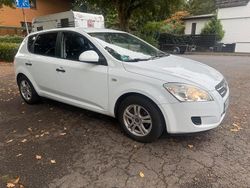 Weiß Gebraucht 2008 Kia Ceed Kleinwagen | 2.790 € (Etwas zu teuer)
