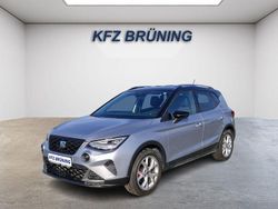 Urban silber metallic / da (metallic) Gebraucht 2024 Seat Arona FR SUV | 21.680 € (Guter Preis)