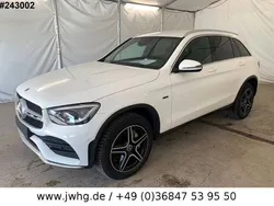 Weiß Gebraucht 2021 Mercedes GLC300e AMG line SUV | 34.950 € (Fairer Preis)