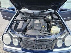 Blau Gebraucht 1998 Mercedes E240 Limousine | 2.100 € (Fairer Preis)