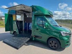 Gruen (metallic) Gebraucht 2019 Renault Master Van | 62.999 €