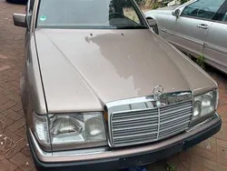 Beige Gebraucht 1982 Mercedes E200 Limousine | 3.500 €
