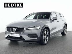 Grau Gebraucht 2024 Volvo V60 CC Plus Kombi | 43.990 € (Fairer Preis)