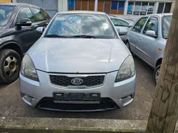 Silber Gebraucht 2011 Kia Rio Spirit Limousine | 2.100 €