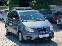Grau Gebraucht 2009 Lancia Musa Van / Kleinbus | 2.890 € (Fairer Preis)