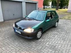Grün Gebraucht 1997 Peugeot 106 Roland Garros Kleinwagen | 900 € (Guter Preis)