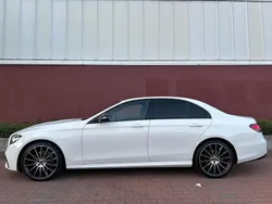 Weiß Gebraucht 2021 Mercedes E220 AMG Limousine | 41.400 € (Fairer Preis)