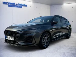 Grau Gebraucht 2023 Ford Focus ST-Line X Limousine | 24.990 € (Etwas zu teuer)