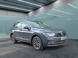 Grau Gebraucht 2024 VW Tiguan Life SUV | 42.790 €