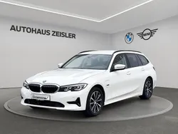 Alpinweiß uni Gebraucht 2022 BMW 320e Advantage Kombi | 25.450 € (Fairer Preis)