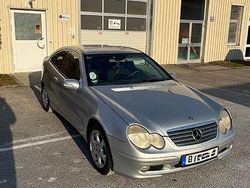 Silber Gebraucht 2002 Mercedes 220 Coupé | 1.500 €