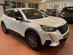 Perlmuttweiss (metallic) Gebraucht 2023 Peugeot 2008 Active SUV | 16.489 € (Superpreis)