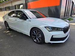 Weiß Gebraucht 2025 Skoda Superb SportLine Limousine | 41.276 € (Fairer Preis)