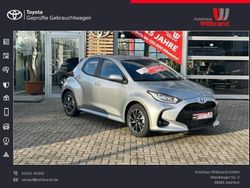 Shimmering silver metallic Gebraucht 2023 Toyota Yaris Hybrid Team Limousine | 21.950 € (Fairer Preis)