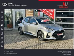 Shimmering silver metallic Gebraucht 2023 Toyota Yaris Hybrid Team Limousine | 21.950 € (Fairer Preis)