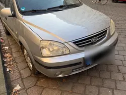 Silber Gebraucht 2004 Kia Carens Van / Kleinbus | 1.350 €
