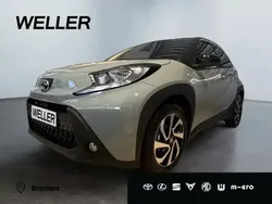 Urban khaki, dach mysticschwarz mica (gruen) Neu 2025 Toyota Aygo Kleinwagen | 18.999 €