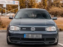 Grau Gebraucht 2000 VW Golf IV Kleinwagen | 10.000 €