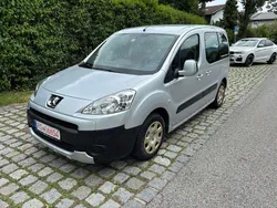 Grau Gebraucht 2012 Peugeot Partner Tepee Tendance Van / Kleinbus | 2.899 € (Fairer Preis)