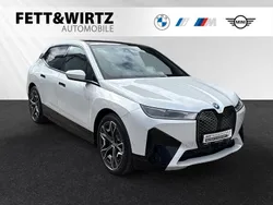 Mineralweiss Gebraucht 2022 BMW iX Sport Line SUV | 48.490 € (Fairer Preis)