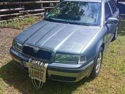Silber Gebraucht 2002 Skoda Octavia Ambiente Kombi | 2.200 €