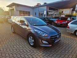 Grau Gebraucht 2015 Hyundai i30 Trend Limousine | 8.999 € (Fairer Preis)