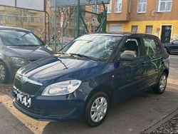 Blau Gebraucht 2012 Skoda Fabia Kleinwagen | 2.999 € (Guter Preis)