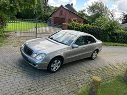 Braun Gebraucht 2003 Mercedes E220 Limousine | 2.390 € (Superpreis)
