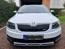Weiß Gebraucht 2015 Skoda Octavia Scout Scout 4x4 Kombi | 11.900 €
