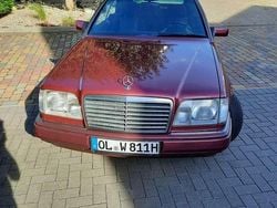 Rot Gebraucht 1984 Mercedes E200 Cabrio | 12.800 €