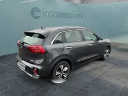 Grau Gebraucht 2020 Kia Niro SUV | 18.450 € (Fairer Preis)