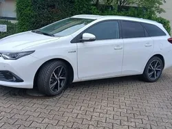 Weiß Gebraucht 2017 Toyota Auris Touring Sports Edition-S Kombi | 13.000 € (Etwas zu teuer)