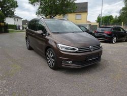 Braun Gebraucht 2017 VW Touran Highline Van / Kleinbus | 19.999 € (Fairer Preis)