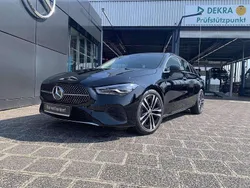 Unilack nachtschwarz Gebraucht 2024 Mercedes CLA180 Shooting Brake Progressive Kombi | 33.450 € (Teuer)
