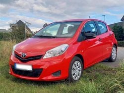 Rot Gebraucht 2014 Toyota Yaris Trend Kleinwagen | 7.200 € (Fairer Preis)
