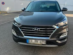 Grau Gebraucht 2019 Hyundai Tucson Premium SUV | 17.700 € (Fairer Preis)