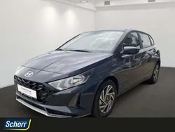 Grau (aurora grey / met) Neu 2025 Hyundai i20 Comfort Limousine | 23.551 € (Fairer Preis)