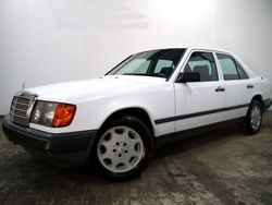 Weiß Gebraucht 1986 Mercedes E230 Limousine | 4.400 €
