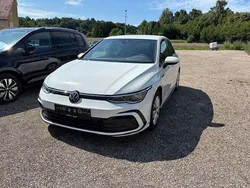 Weiß Gebraucht 2024 VW Golf VIII R-line Limousine | 28.440 € (Fairer Preis)